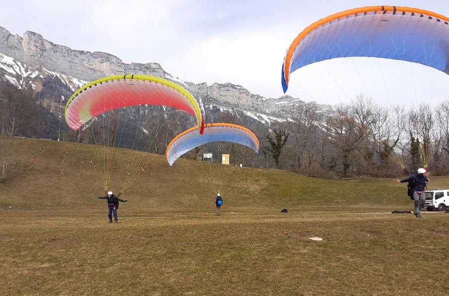 Pourquoi juillet, août et septembre sont les meilleurs mois pour apprendre le parapente à Saint-Hilaire près de Grenoble